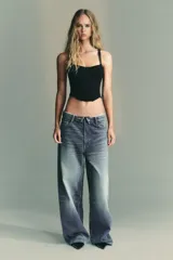 Top negro tipo corsetero con escote corazón y tirantes finos con detalle de volados.