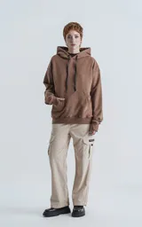 Hoodie color marrón claro de frisa premium con capucha ajustable y corte oversize.