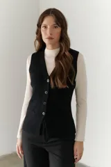Chaleco gris de tejido de punto con cuello en V, cierre frontal con botones y bolsillos delanteros.