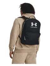 Mochila Under Armour Loudon negra con logo blanco estampado en el frente. Cuenta con dos compartimentos con cierre, asa de mano y correas acolchadas ajustables.