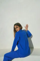 Camisa celeste de lino y viscosa, de corte holgado y manga larga.