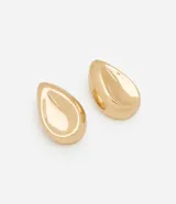 Par de aros dorados con forma de gota.