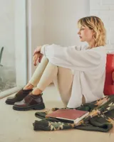 Botinetas negras de cuero con suela track y ajuste con velcro.