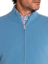Sweater celeste de punto con cuello alto y cierre frontal completo.