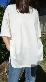 Remera negra de algodón, corte amplio, cuello redondo y mangas cortas.