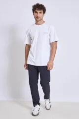 Remera blanca de algodón con cuello redondo y logo pequeño estampado en el pecho.