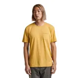 Remera color mostaza de corte clásico, con bolsillo en el pecho.
