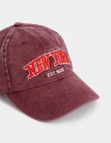 Gorra de gabardina color borgoña con bordado frontal de la leyenda "New York" en color rojo y la inscripción "Est. 1625" en blanco.