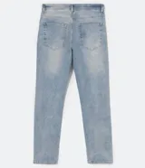 Pantalón de jean celeste de corte slim fit.