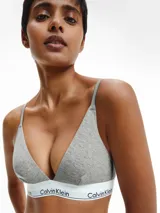Conjunto Calvin Klein Modern Cotton color gris melange, compuesto por un bralette triangular sin relleno y una tanga con cintura elástica con logo de la marca.
