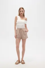 Short de viscosa a rayas verticales azules y blancas, con cintura elastizada y cordón ajustable.