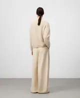 Jersey de mujer color crema, tejido de punto cardado con hombros caídos y cuello perkins.