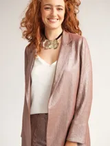 Blazer clásico en crepe con lurex, con forro estampado y tajos en mangas y espalda para mayor movimiento.