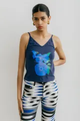 Musculosa elastizada azul con estampado de flor azul.