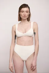 Soutien de bikini color crema con textura gofrada, de corte triangular con breteles anchos y ajustables.