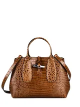 Bolso tote Longchamp modelo Le Roseau, tamaño mediano, color marrón con textura símil cocodrilo y cierre con botón a presión.