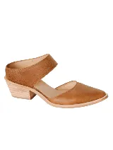 Zueco plateado de cuero con punta fina y tira ancha sobre el empeine. Taco bajo y ancho de madera.