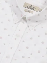 Camisa blanca de manga corta con estampado de conchas en color beige.