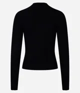 Blusa marrón de punto con cuello alto y manga larga.