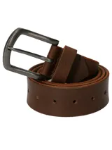 Cinturón de cuero marrón con hebilla metálica rectangular color peltre. Presenta siete agujeros para ajustar el talle.