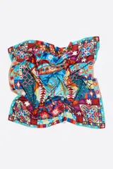 Pañuelo cuadrado con estampado multicolor de estilo abstracto con leopardos, pavos reales, estrellas y motivos geométricos.