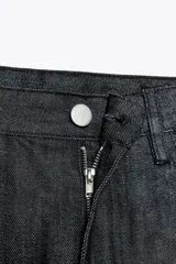 Pantalón de jean azul oscuro, de tiro bajo, corte wide leg y cinco bolsillos.