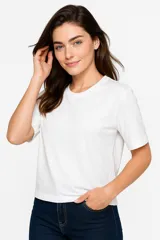 Remera blanca de algodón, manga corta y cuello redondo.