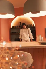 Campera de jean gris oscuro con volados en el frente y las mangas, de corte recto y largo a la cadera.