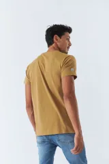 Remera azul de algodón con cuello redondo y estampado frontal con nombres de ciudades: Berlín, Nueva York, Dubai, París y Shanghái.