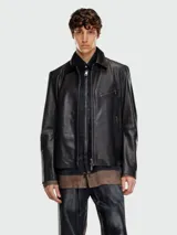 Campera de cuero negra con cuello camisero y cierre frontal. Presenta múltiples cierres metálicos en el frente, incluyendo uno diagonal en el pecho y dos bolsillos laterales.