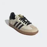 Zapatillas de moda con parte superior de piel suave y puntera reforzada, con suela de goma color caramelo y 3 bandas en contraste.