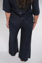 Pantalón de lino azul marino, de corte recto y tiro medio. Incluye cinturón de soga color beige.