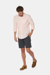 Bermuda clásica gris con cintura elastizada, bolsillos laterales y traseros.