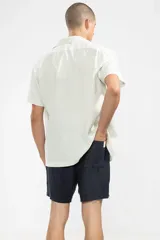 Short azul marino de lino premium con cintura elástica, cordón de algodón y bolsillos laterales.