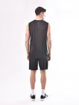 Musculosa deportiva color verde militar con cuello redondo y corte clásico.