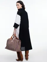 Vestido camisero largo de lino, con manga 3/4 y silueta relajada. Diseño con bloques de color en contraste blanco y negro.