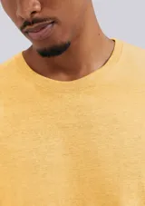 Camiseta básica de manga corta, cuello redondo y calce regular, color rojo jaspeado.