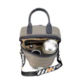 Matera estilo mochila color verde militar, confeccionada en nylon acolchado con detalles en símil cuero negro. Cuenta con tapa con cierre metálico, bolsillo interno, asas de mano y correa extensible para llevar al hombro o cruzada.