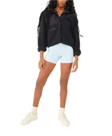 Chaqueta de polar negra, suave y esponjosa, con cierre a presión frontal, bolsillos con cremallera y parches de nailon en el pecho. Presenta una silueta ligeramente oversize y termina a la altura de la cintura.