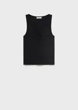 Top negro de punto fino, sin mangas, con cuello en V y detalle de lazo en el escote.