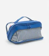 Kit de tres neceseres de diferentes tamaños. Incluye un neceser grande transparente con bordes y asa de mano en color azul, y dos neceseres internos más pequeños con estampado de rayas verticales en azul y blanco. Todos cuentan con cierre de cremallera.