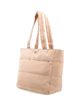 Bolso tipo shopper plateado con diseño acolchado horizontal. Tiene doble asa de hombro y cierre superior con tirador. Incluye bolsillo interior con cierre y compartimento para laptop de hasta 15".
