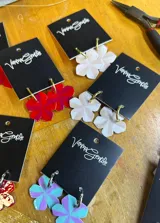 Aros colgantes con arito de acero quirúrgico y dije en forma de flor pintada a mano. Cada flor es única.
