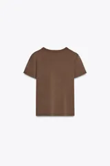 Camiseta marrón de algodón con cuello redondo y mangas cortas.