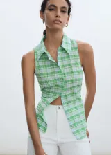 Camisa sin mangas a cuadros verdes y celestes, con cuello camisero y cierre frontal con botones.