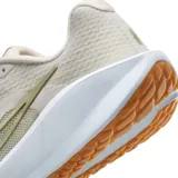 Championes de running Nike Downshifter 13 color beige con logo verde oliva.