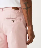 Bermuda masculina de corte slim, confeccionada en sarga lisa color blanco. Cuenta con bolsillos laterales, cierre con botón y cremallera, y trabillas para cinturón.