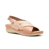 Sandalias plateadas y blancas con plataforma baja y ajuste con velcro en el tobillo.