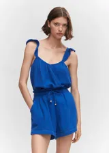 Conjunto de short y top azul eléctrico de tela arrugada. El top tiene tirantes anchos con volantes y escote recto. El short tiene cintura elástica con cordón ajustable y bolsillos laterales.