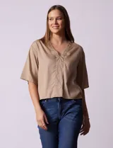 Blusa color beige de lyocell, con escote en V y detalle central en el frente.